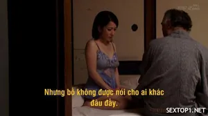 Cô gái đeo kính và bạn thân trong phòng tắm khoe mông đẹp và của quý giả, quỳ trên sàn, cận cảnh, càng chơi càng phấn khích, hai cô gái thật gợi cảm