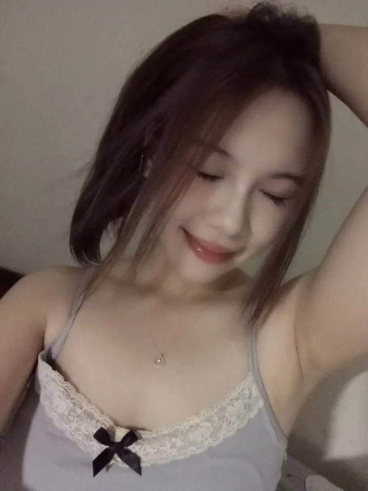 Cô gái ngực lớn gợi cảm! Ăn của quý trong phòng tắm! Mặc quần hở đáy, quan hệ từ phía sau với cái mông to và cặp vú rung chuyển, cận cảnh cô ấy ra vào…